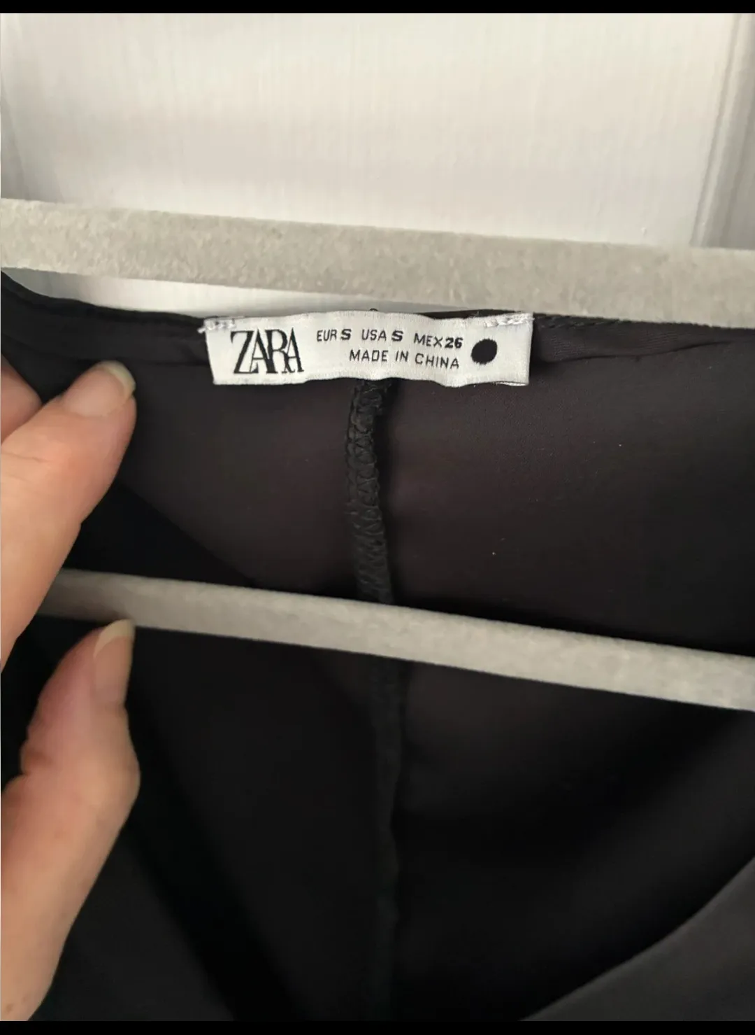 Blouse noire col cache-cœur manches courtes 3