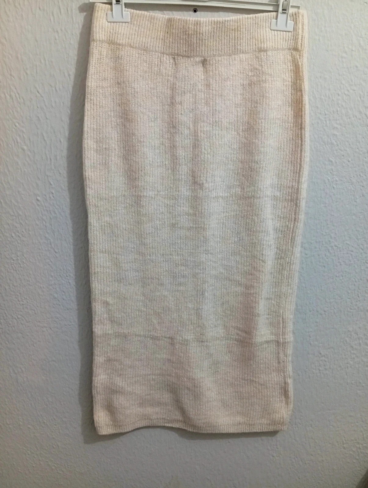 Beige/Cream knitted skirt – size M, with a simple and elegant fit