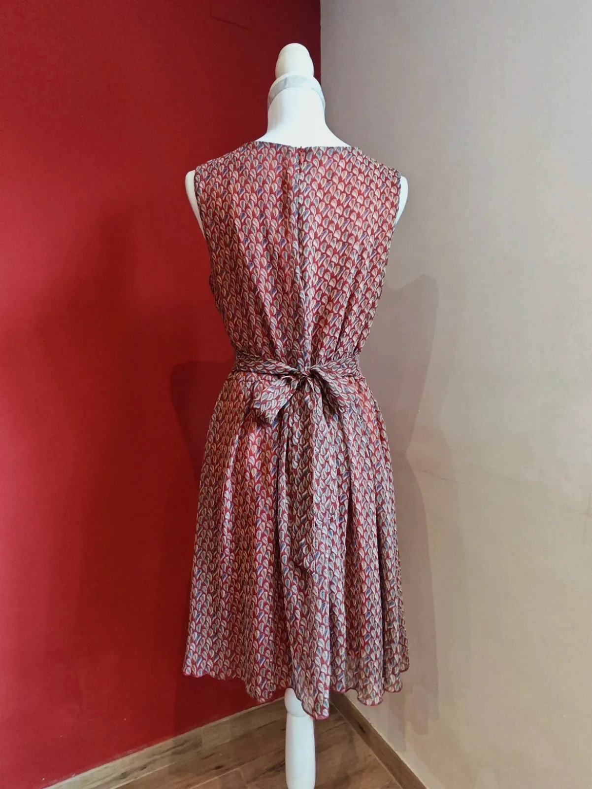 🌺 Divino vestido de gasa burdeos con florecitas tonos crema y gris con lazo atado detrás – Shikka London – taille L / 40 / 12 5