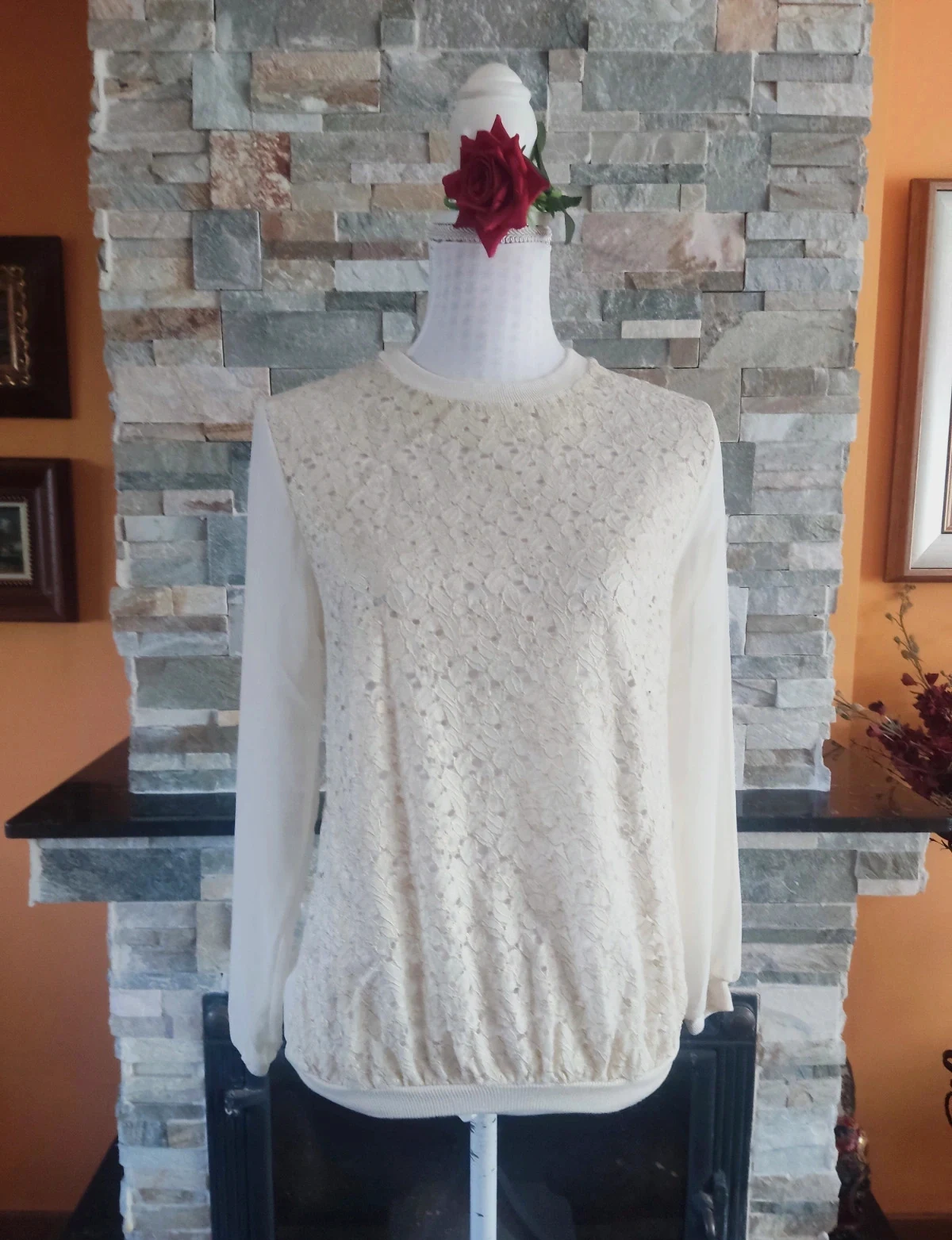 🔥Blusa preciosa de gasa tono crema con bordados con brillos dorados delante