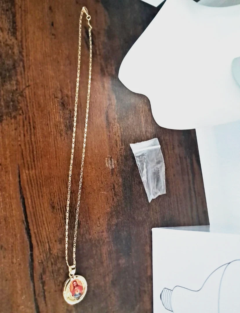 Collier pendentif ovale doré chaîne fine
