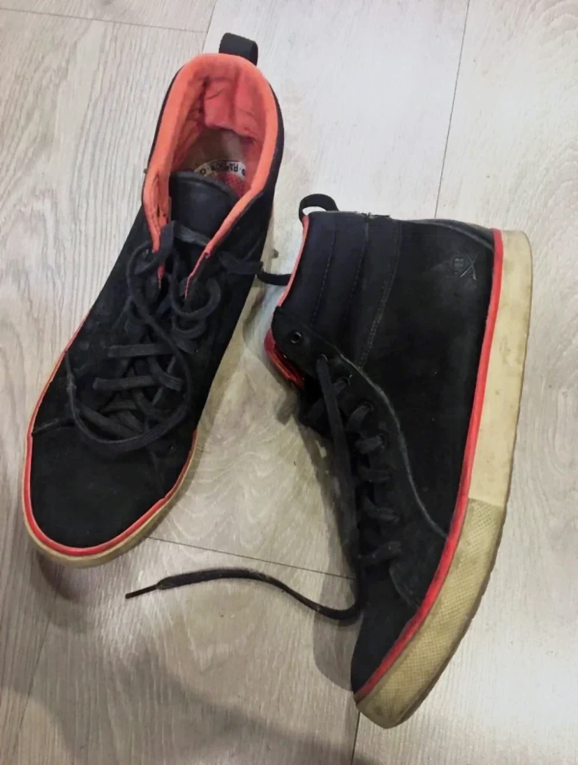 Sneakers montantes noires et rouges
