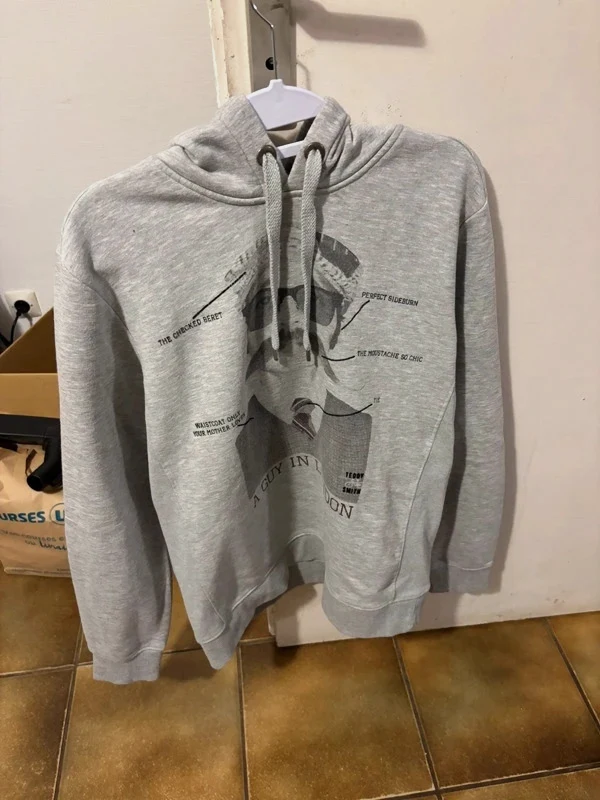 . Titre : Sweat à capuche esprit rétro