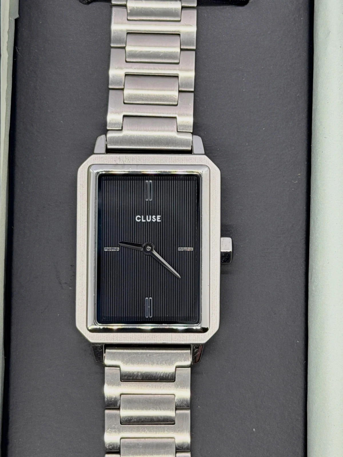 Montre Cluse Gracieuse rectangulaire – Argent & Cadran Noir