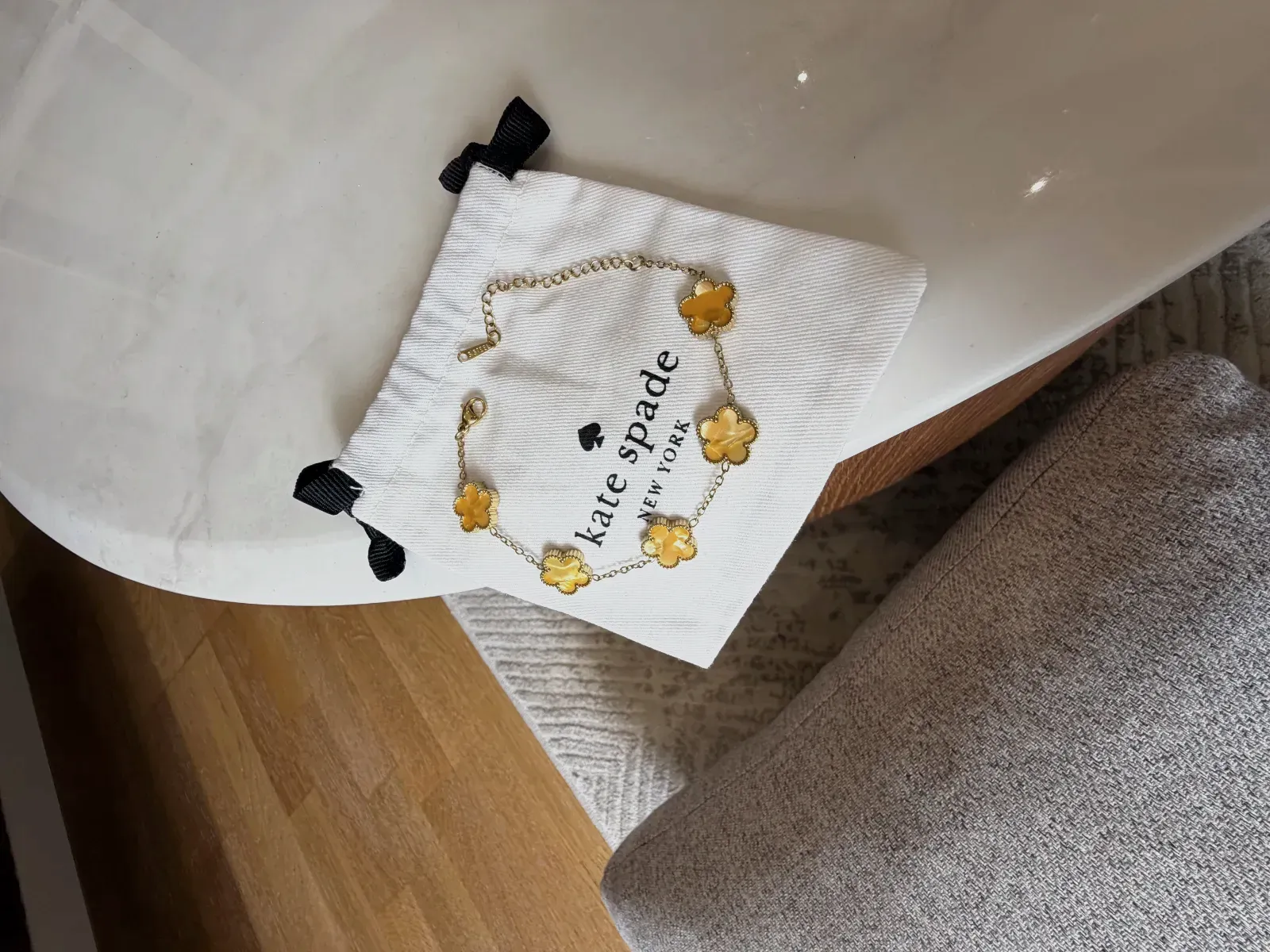 Bracelet Kate Spade a motifs fleurs jaunes – Kate Spade – Argenté, Blanc, Rouge, Doré – taille Taille unique 2