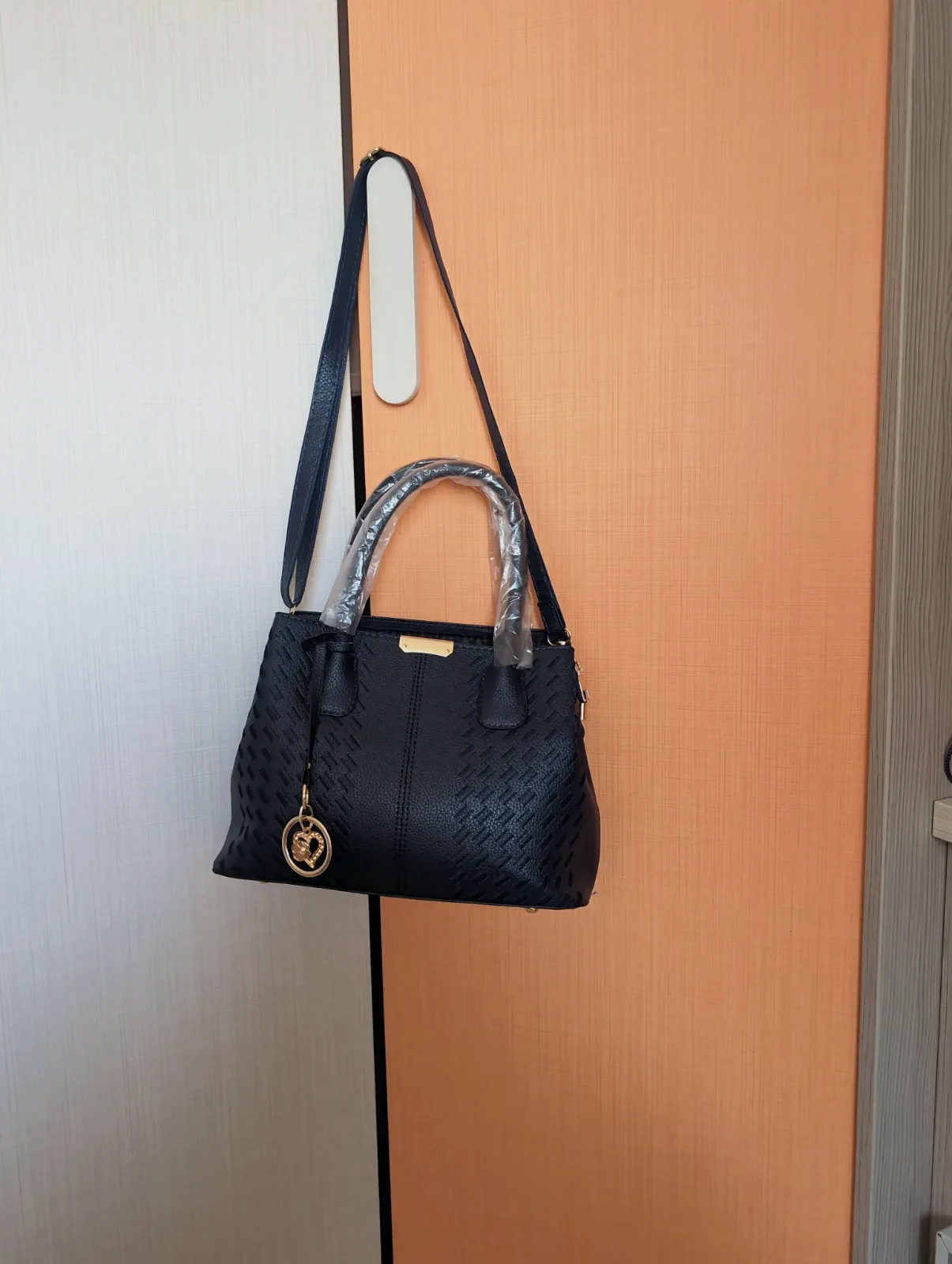 Bolso de mano de piel sintética negra Local
