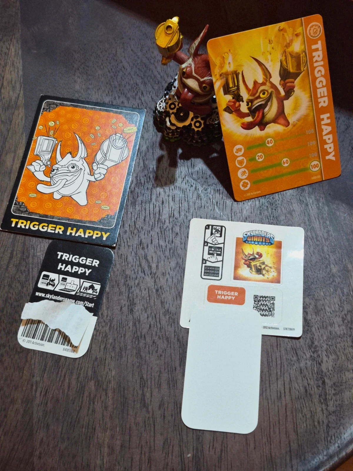 Pack Complet Figurine Skylanders Trigger Happy (Série 1) + Cartes & Sticker