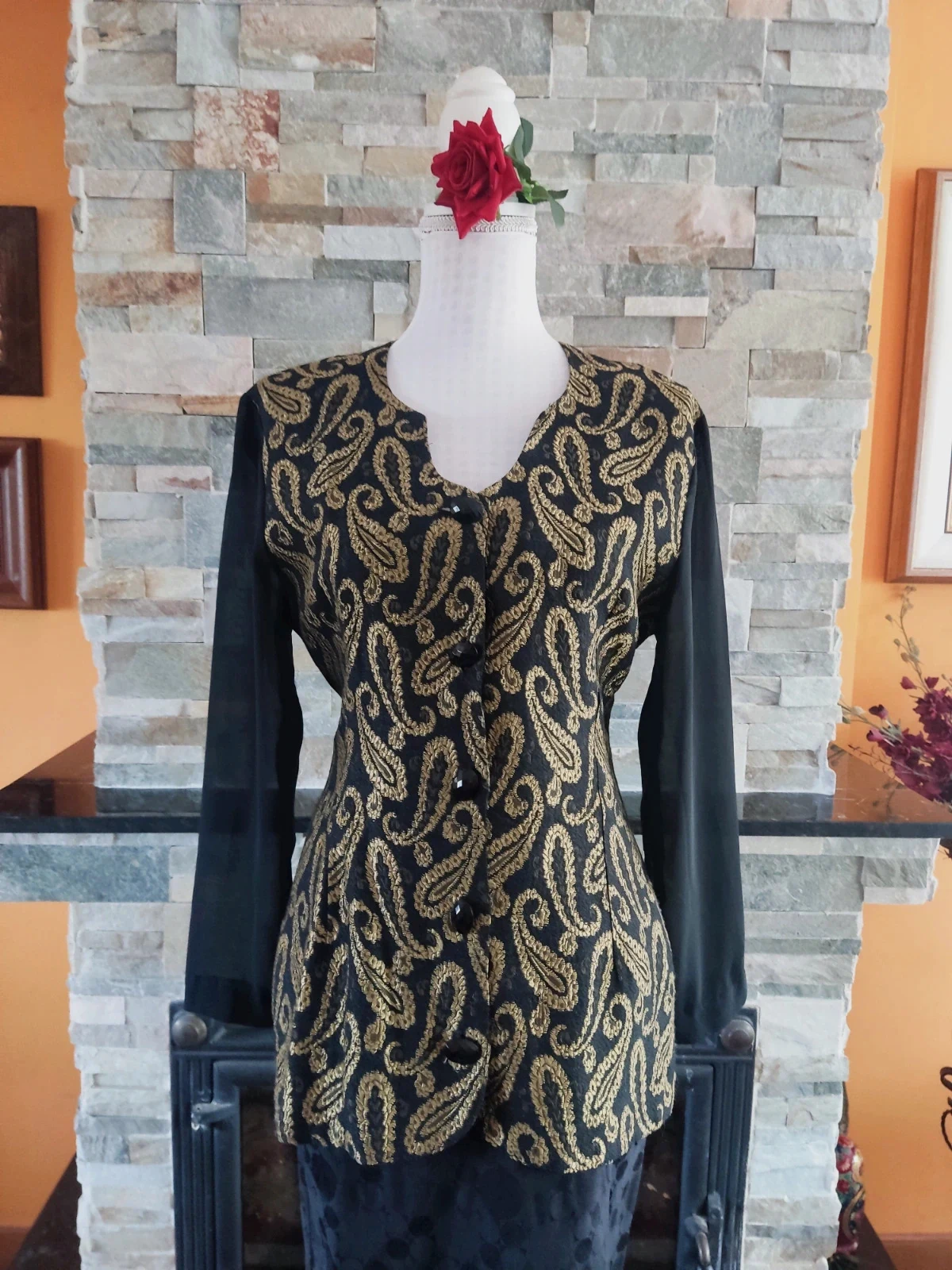 🔥Blusa vintage de tela negra ligera con estampado cachemir dorado