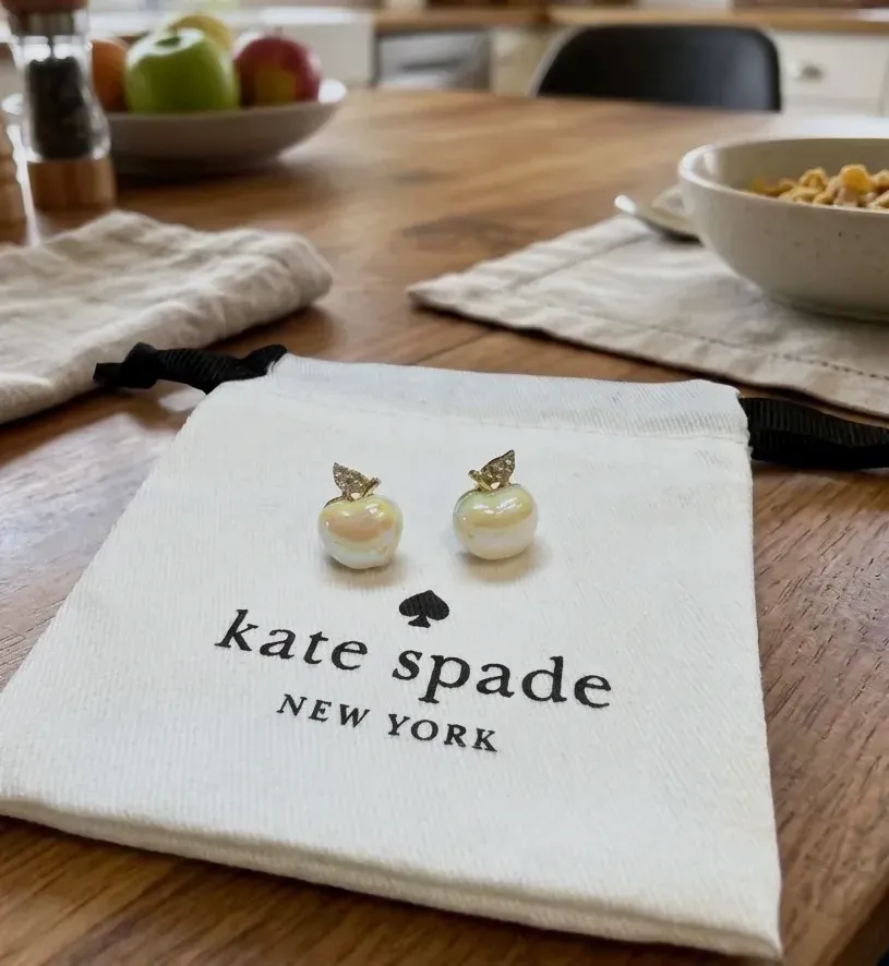 Boucles d'oreilles Kate Spade forme pomme avec perle et strass – Kate Spade – blanc, or – taille Taille unique 3