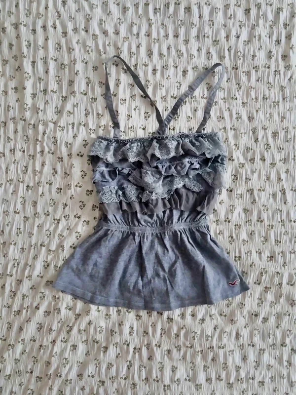 Débardeur gris à volants dentelle