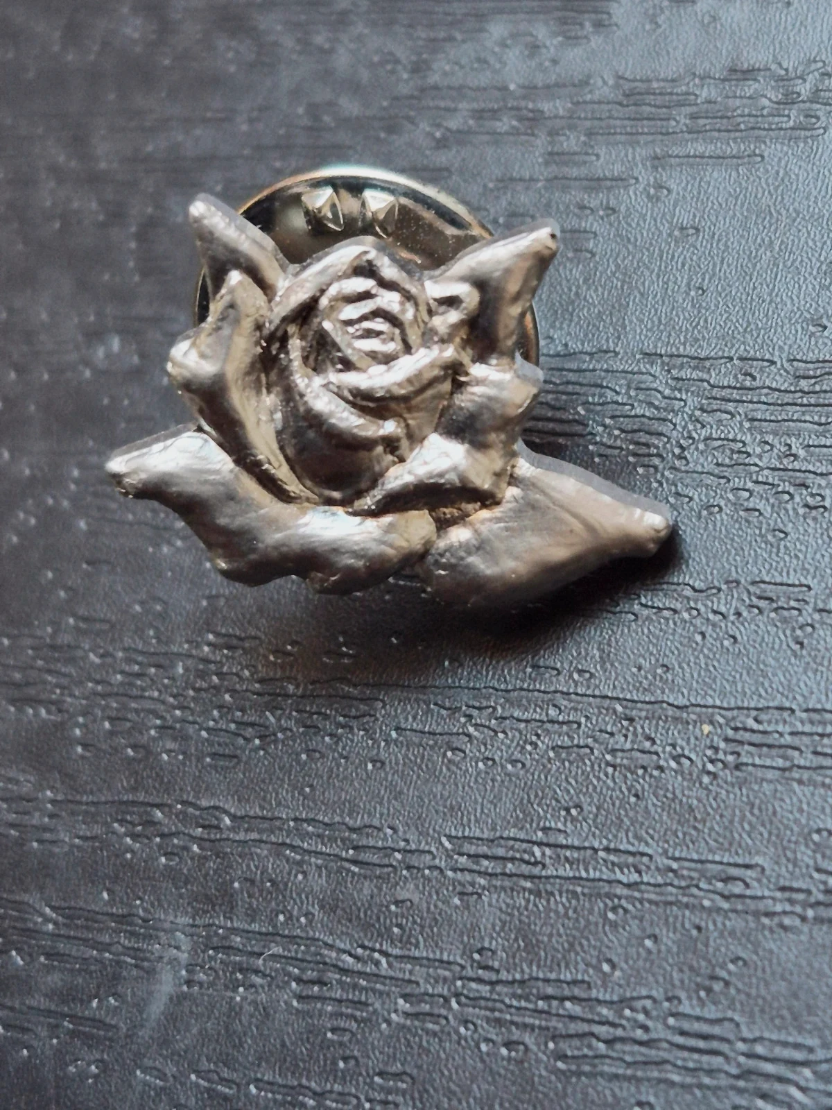 Pin's broche rose sculpté métal argenté – Japan Rose Society vintage – Ballou