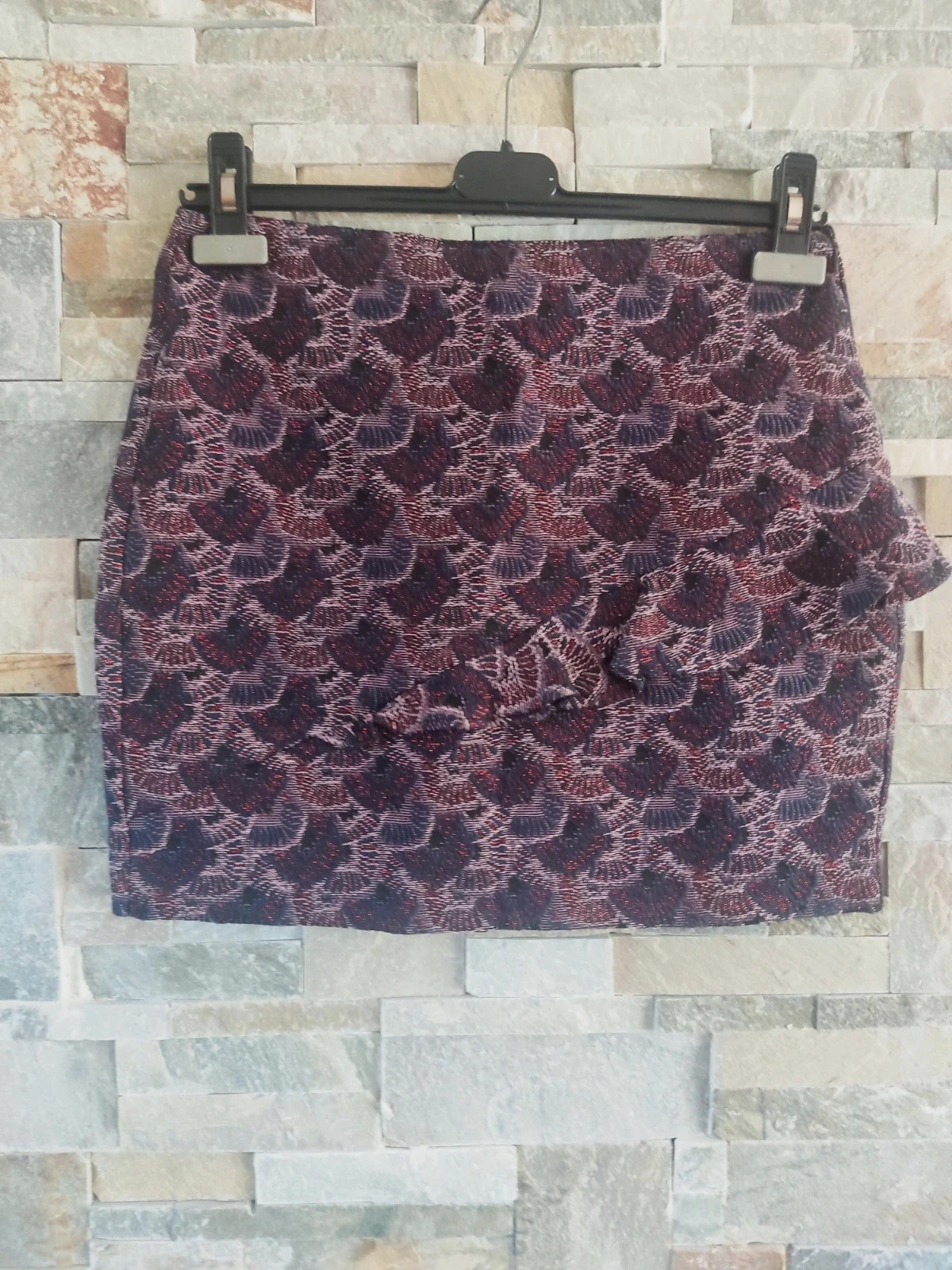🔥Minifalda estampado tonos azul marino, rojo y rosa con brillos con un original volante – Bershka – taille S / 36 / 8