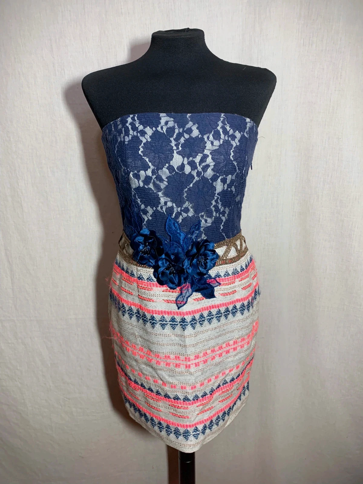 Vestido Azul y sin Tirantes con Encaje y Detalle Floral | Strapless Blue Dress | Almatrichi