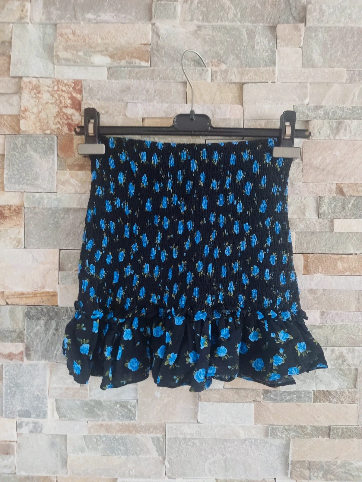 🔥 Bonita Minifalda negra con florecitas azules con cuerpo de punto de abeja y volante – Bershka – taille L / 40 / 12