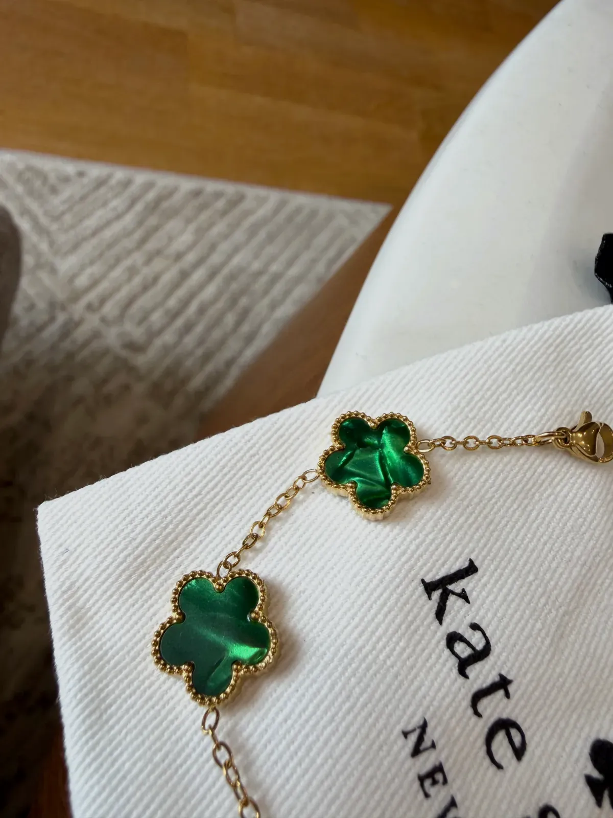 Bracelet Kate Spade motif trèfles vert et doré – Kate Spade – doré – taille Taille unique 6