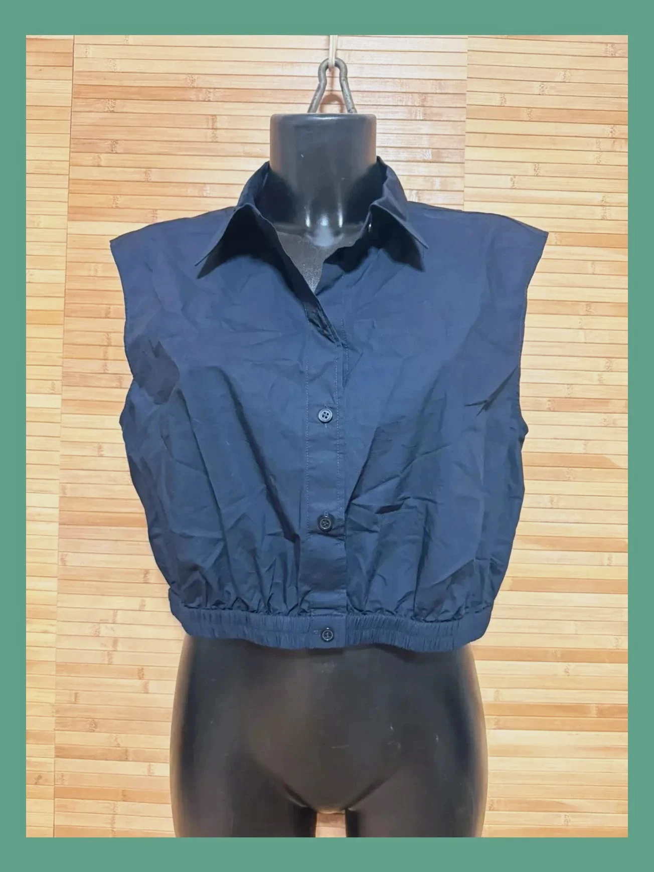 Divina camisa crop de marca Cos , talla 44 😍
