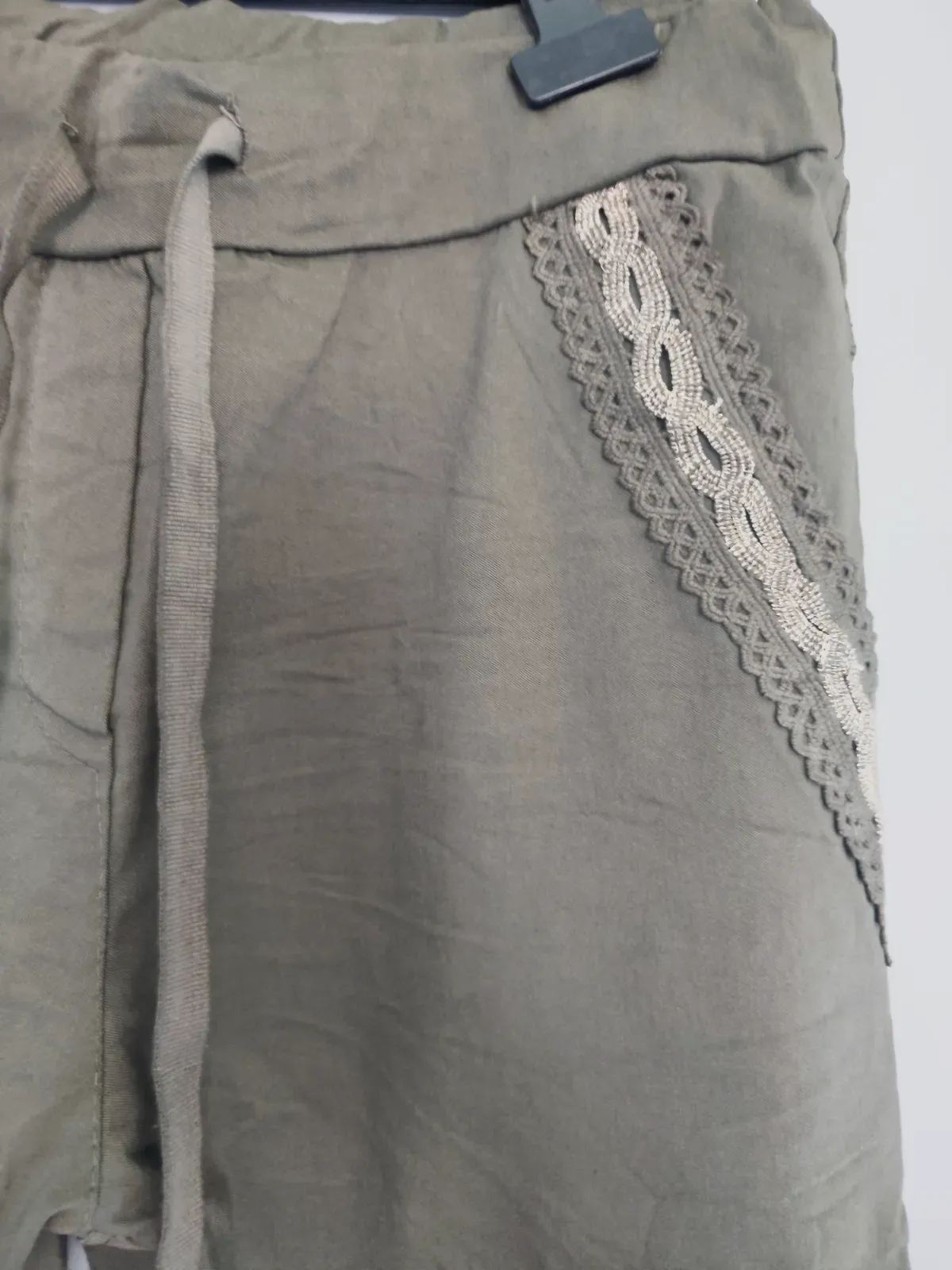 Pantalon fluide vert kaki Capucine Moda avec dentelle – Capucine Moda – taille Taille unique 3