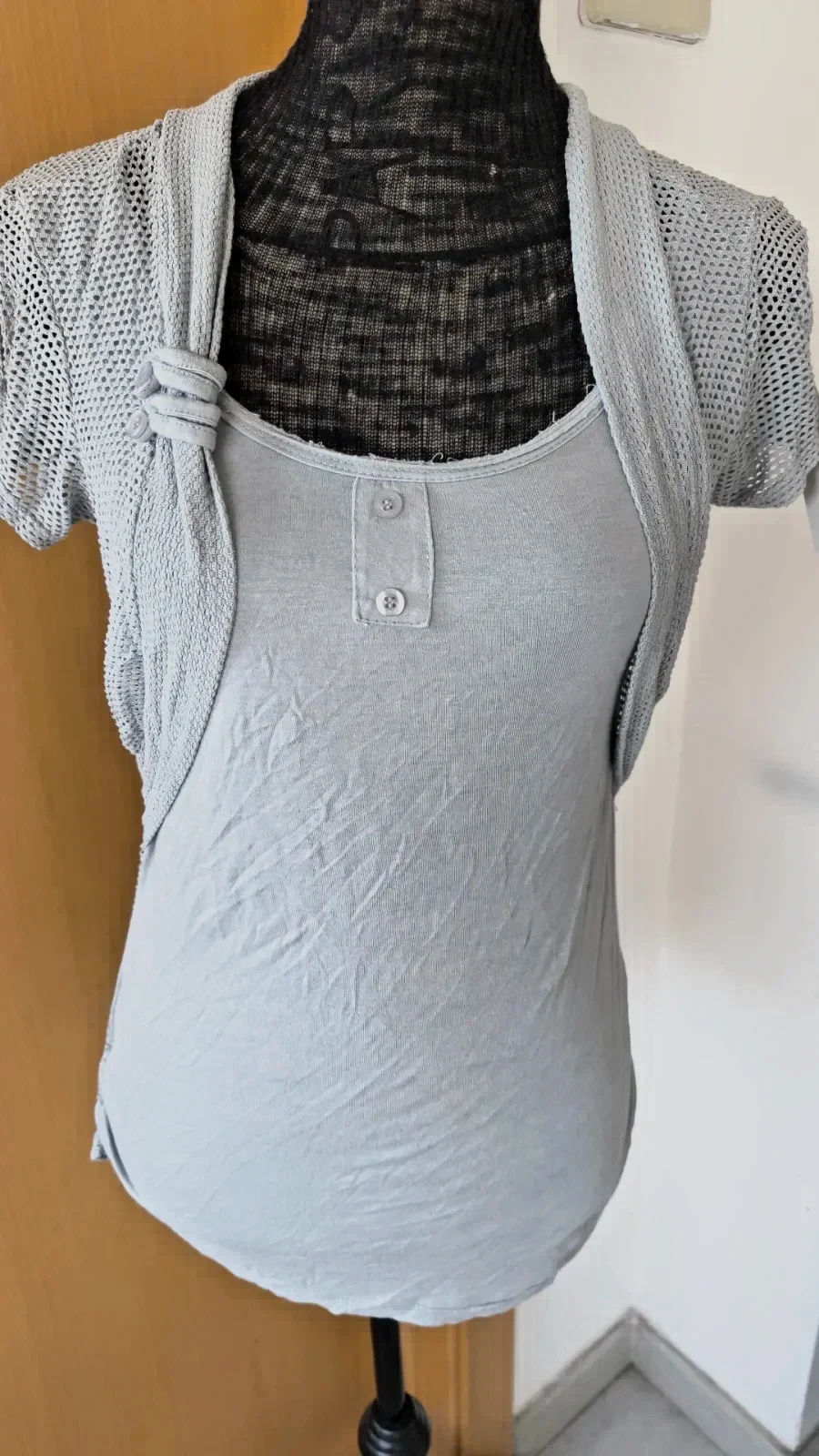 Camiseta color taupe de algodón con botones