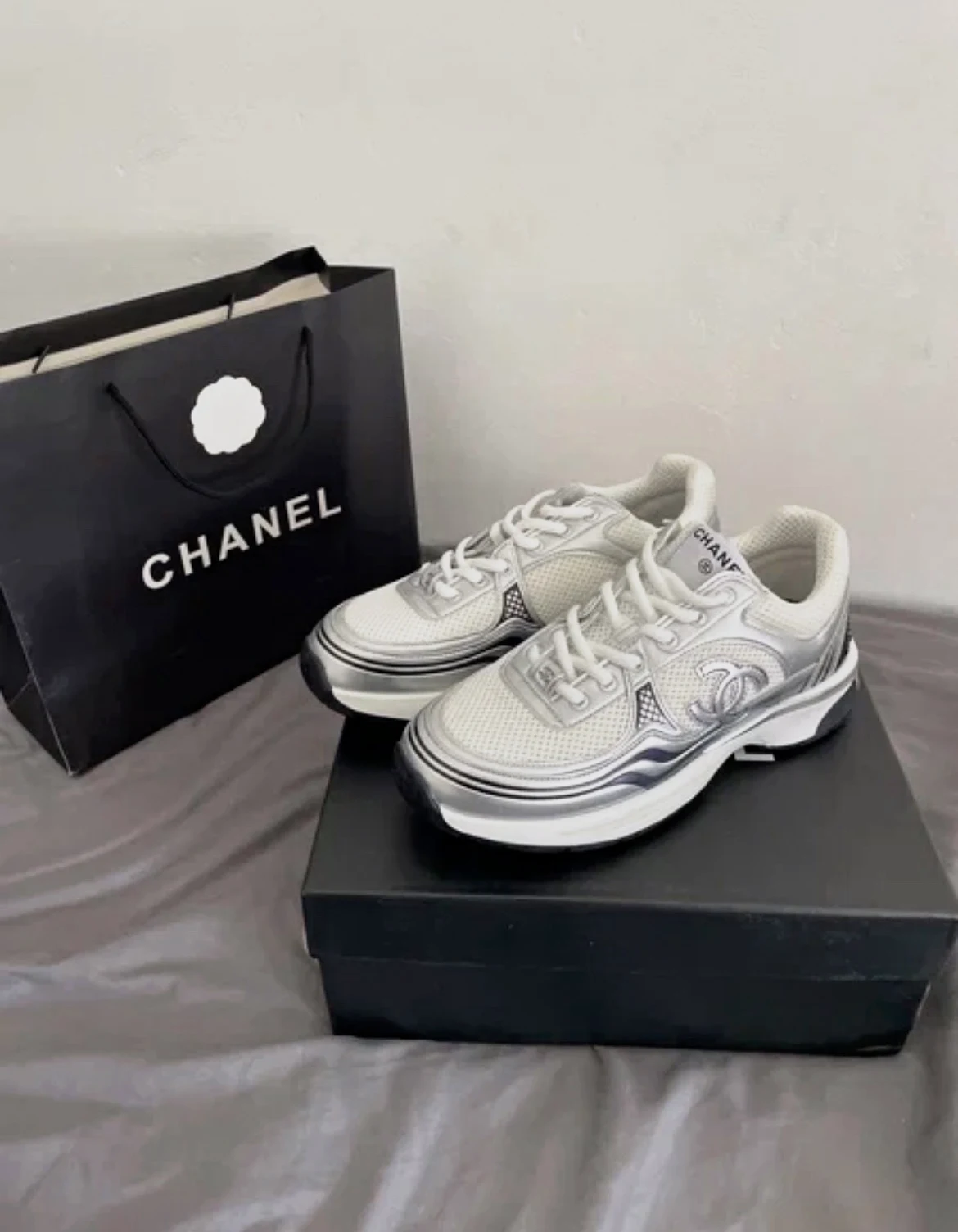 Baskets Chanel en mesh et cuir argenté