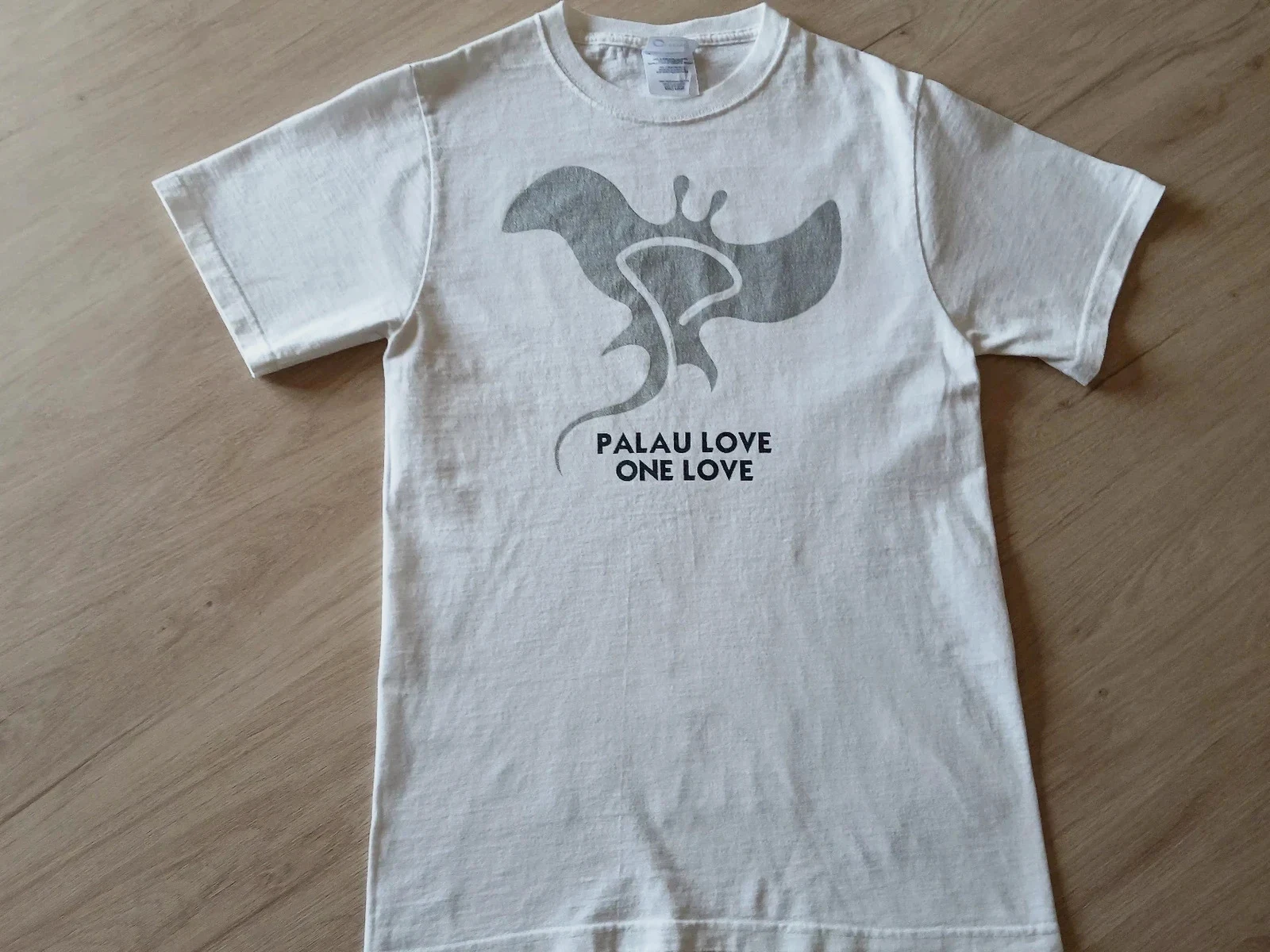 T-shirt avec motif d'une raie Palau "Love One Love"