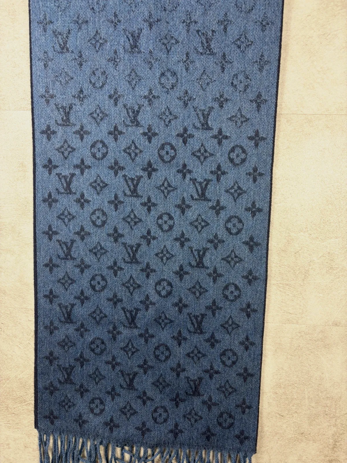 Louis Vuitton femme écharpe Reykjavik Gradient M70868 cachemire Monogram bleu – Louis Vuitton 4