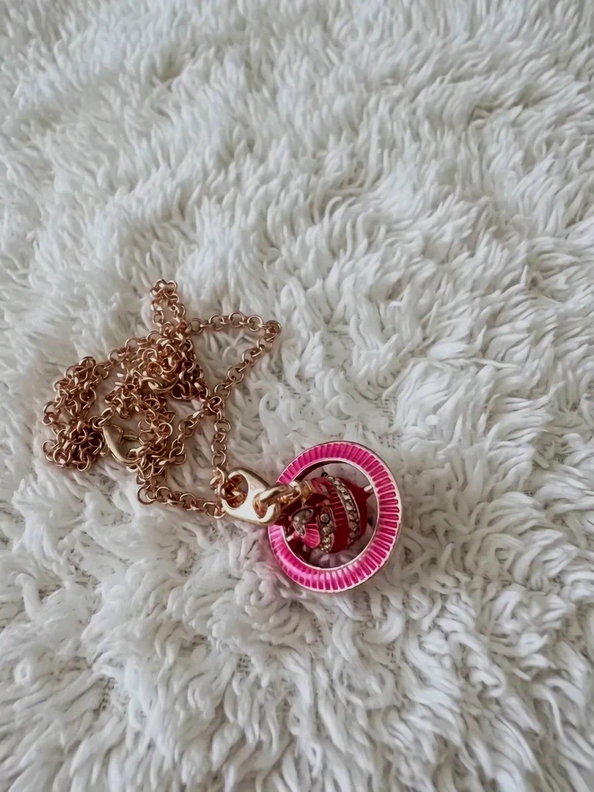 Collier Vivienne Westwood pendentif rose et chaîne dorée