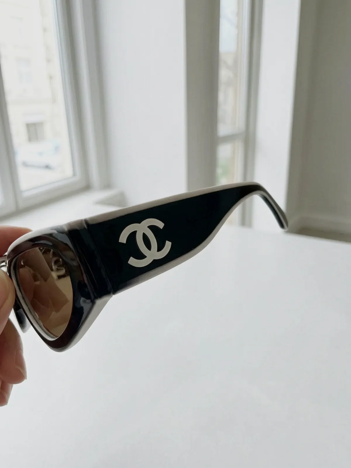 Lunettes de soleil Chanel noires – Chanel – noir et blanc 3