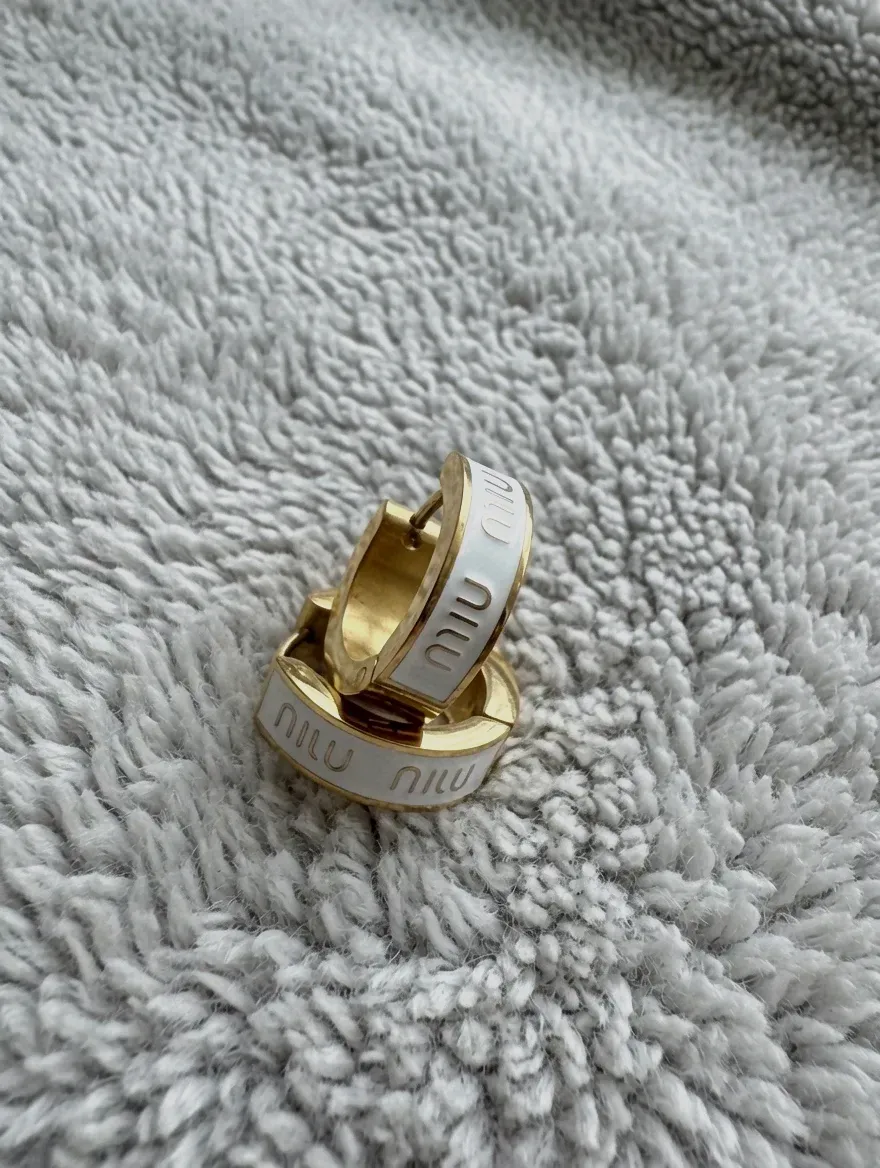 Boucles d'oreilles créoles Miu Miu dorées et blanches – Miu Miu – doré 2