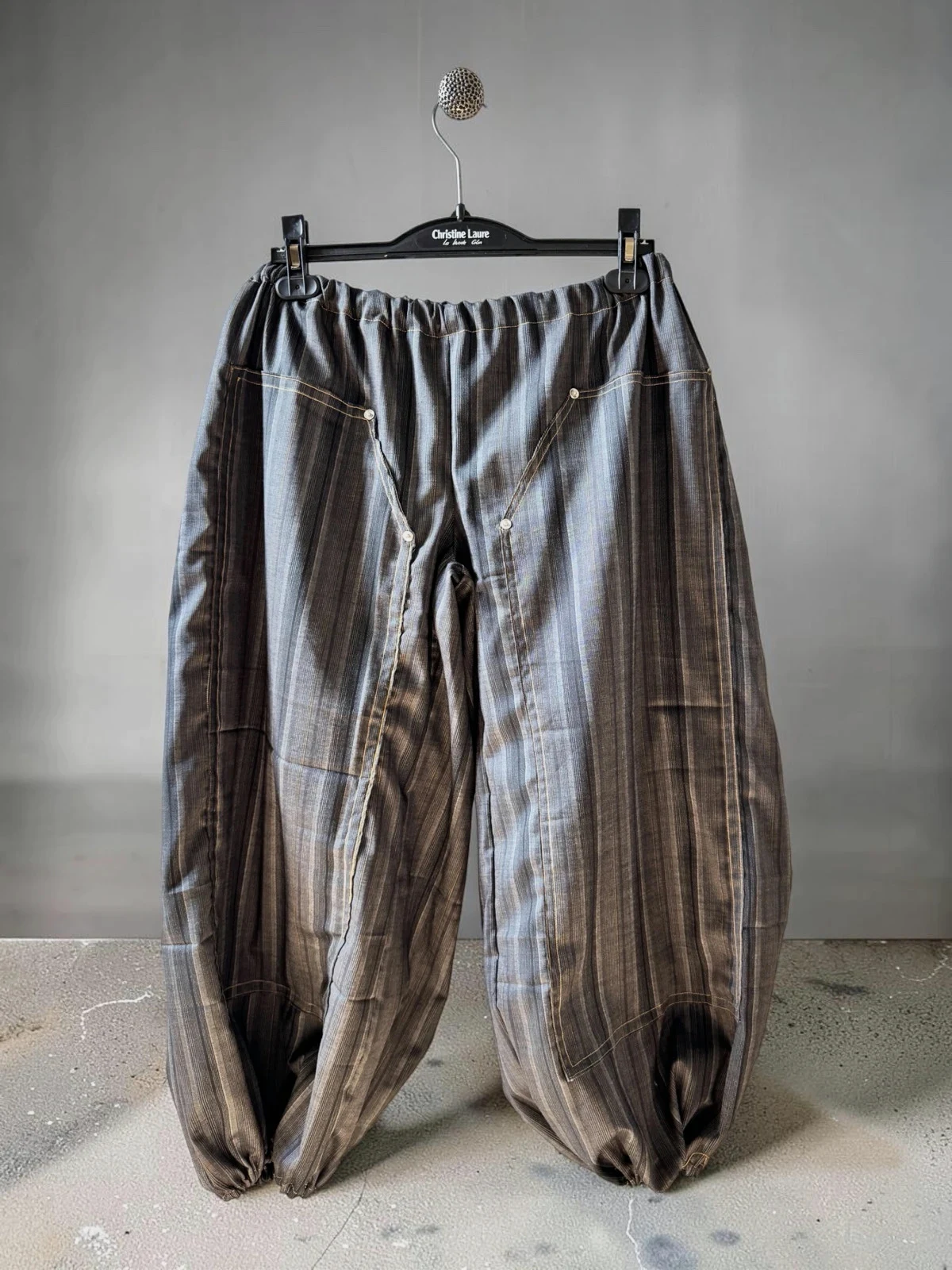 Pantalon sarouel/lantern asymétrique cousu main en laine mélangée