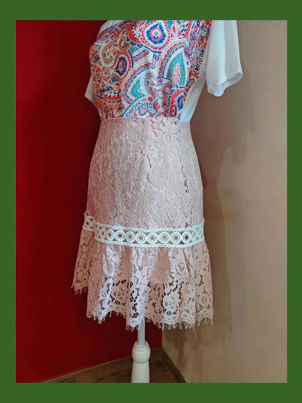 🌺Bonita falda de encaje rosa con pasamanería blanca y volante, talla M – Sweewë – taille M / 38 / 10 3