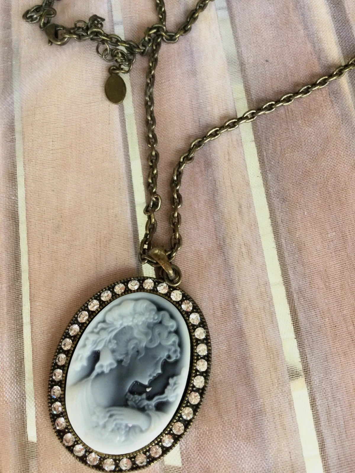 Bonito colgante vintage camafeo 🌼