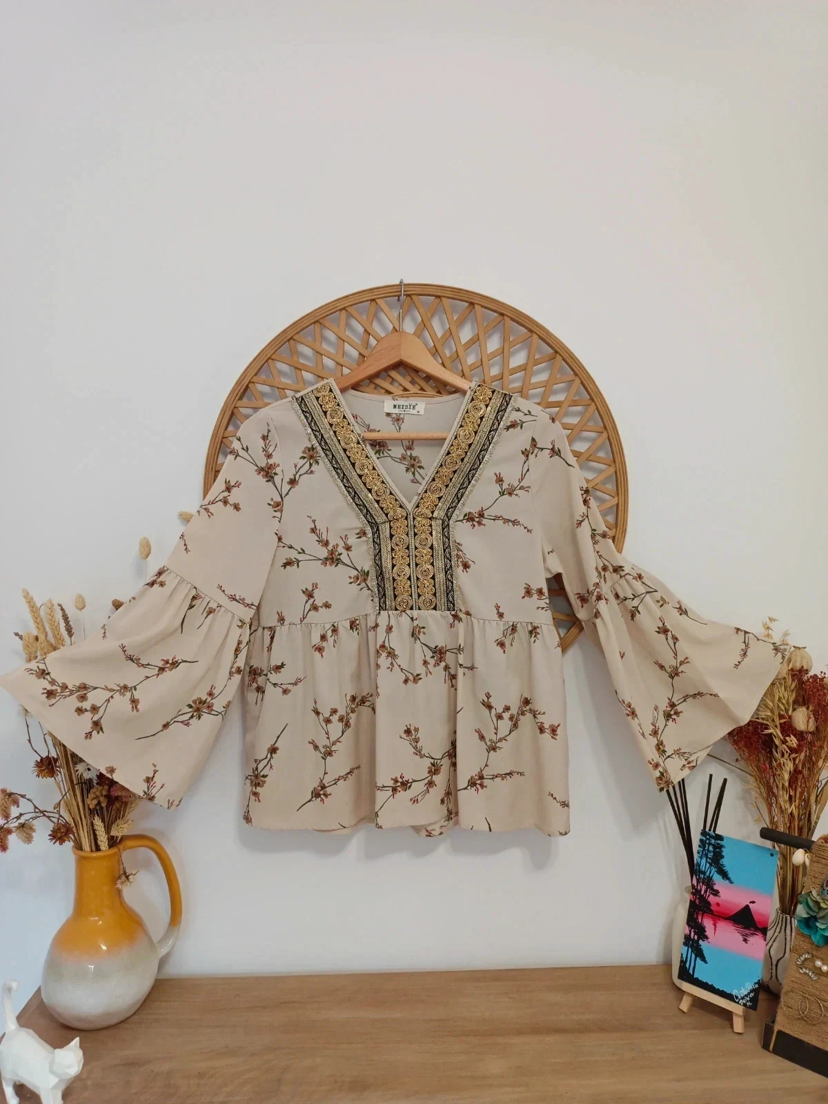 Blusa boho Meisie beige floral con bordados dorados y mangas acampanadas M