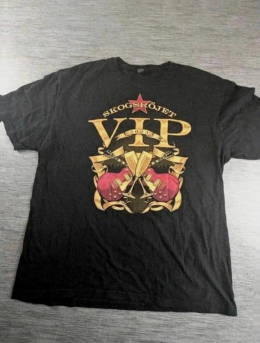T-shirt noir Skogsröjet 2023 merch design guitares Vip vibe festival rock metal Gildan taille L