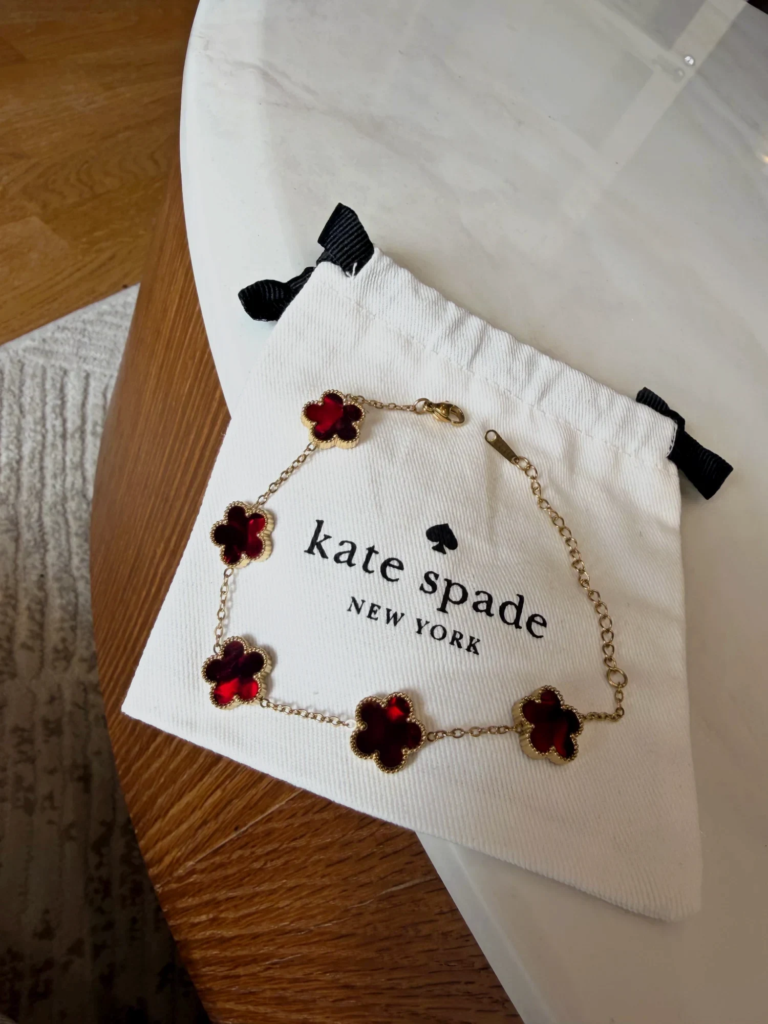 Bracelet Kate Spade trèfles rouges doré