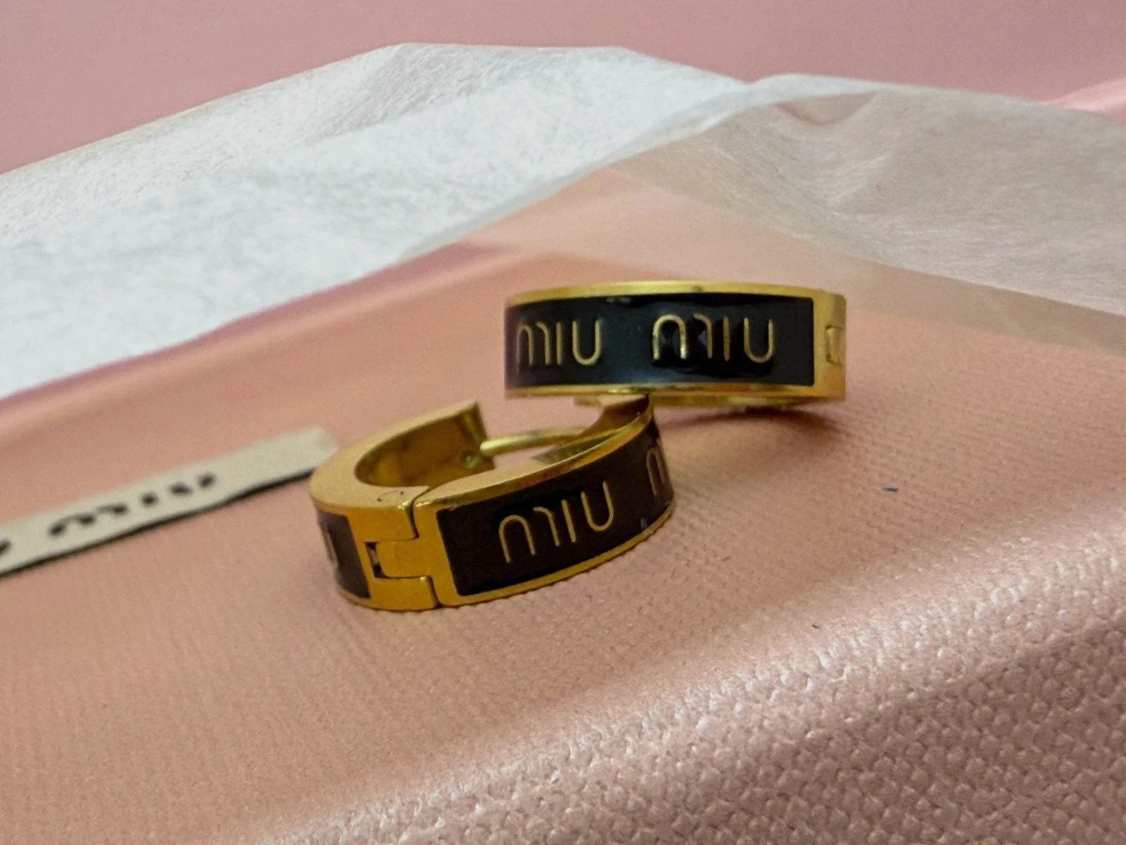 Boucles d'oreilles créoles Miu Miu dorees et noires