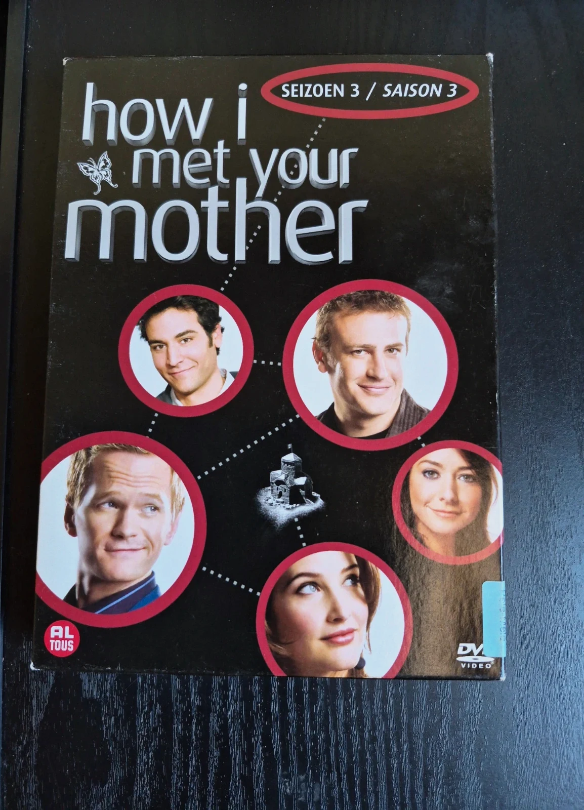 coffret DVD de la saison 3 de la série culte "How I Met Your Mother" (Comment je l'ai rencontrée).