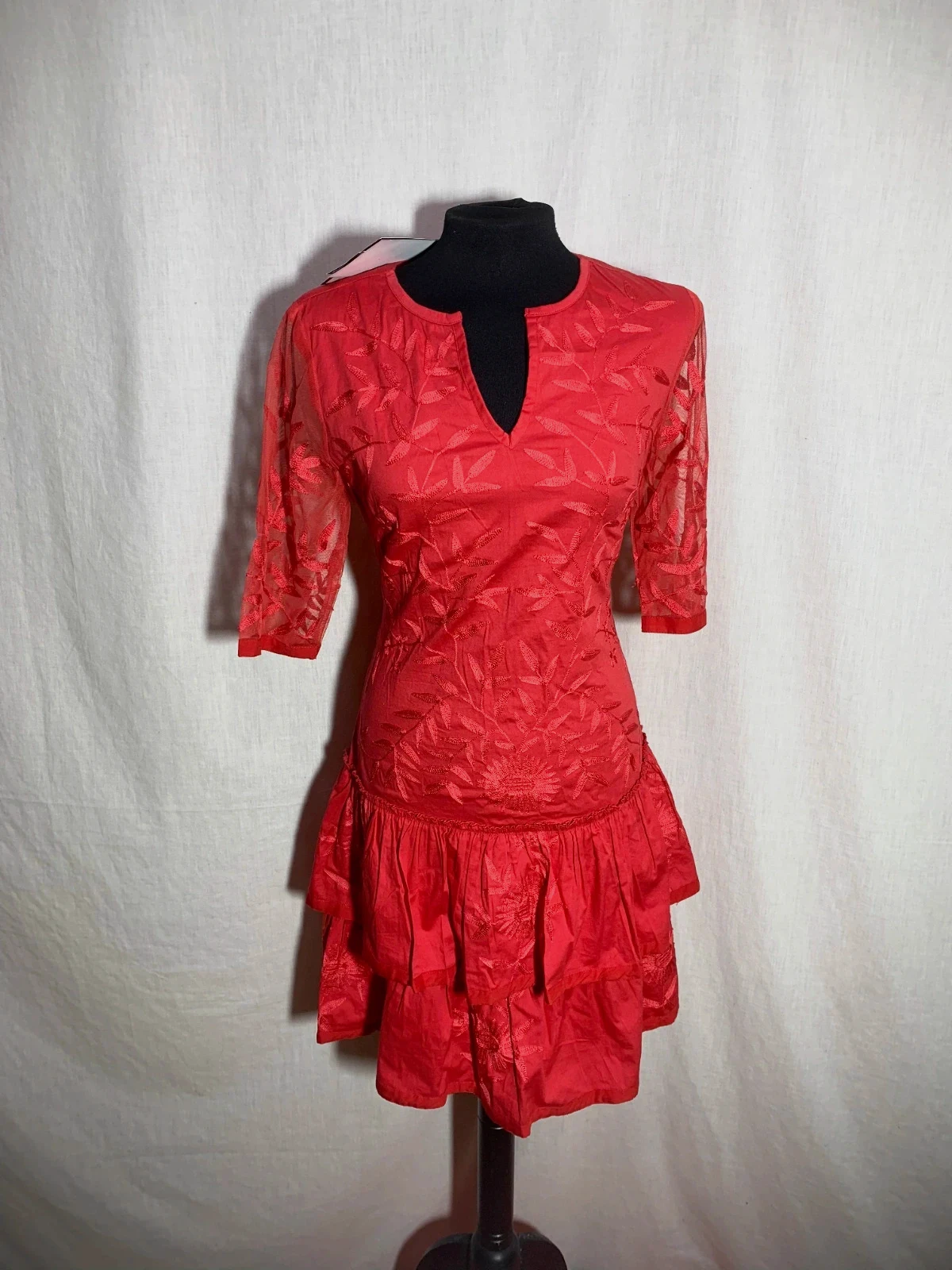 Vestido Corto Rojo con Volantes y Escote en Pico | Short Red Dress with Ruffles – Almatrichi