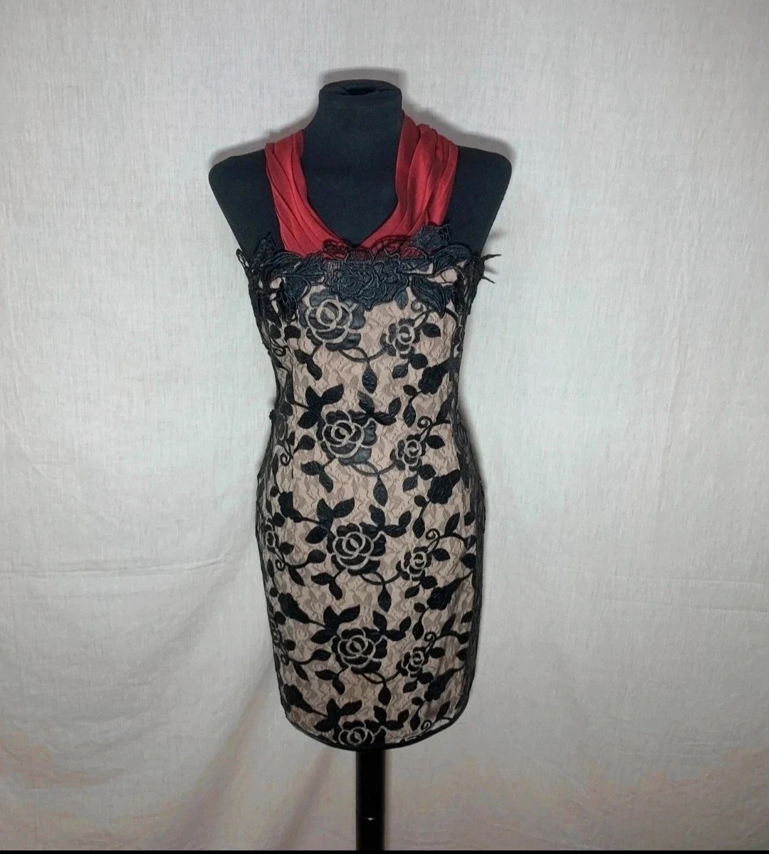 Vestido Fiesta Negro con Espalda Descubierta y Tirantes Granates | Black Party Dress with Open Back