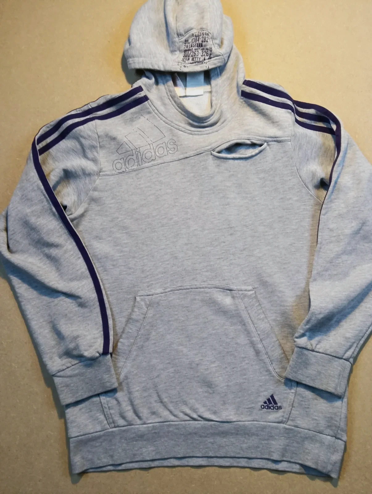 Sweat à capuche Adidas gris avec bandes violettes