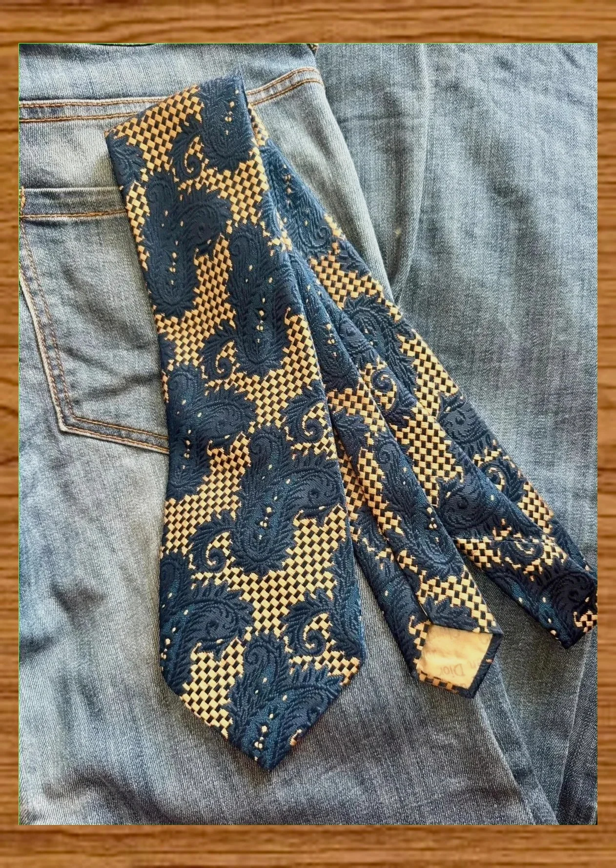 Corbata vintage tela brocada de Christian dior . Perfecto estado 😍