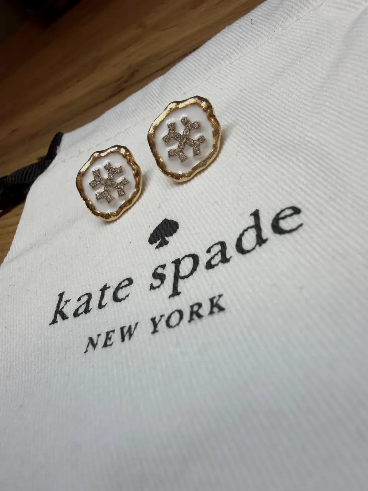Boucles d'oreilles clous motif flocon émaillé blanc et doré – Kate Spade – blanc, doré 2