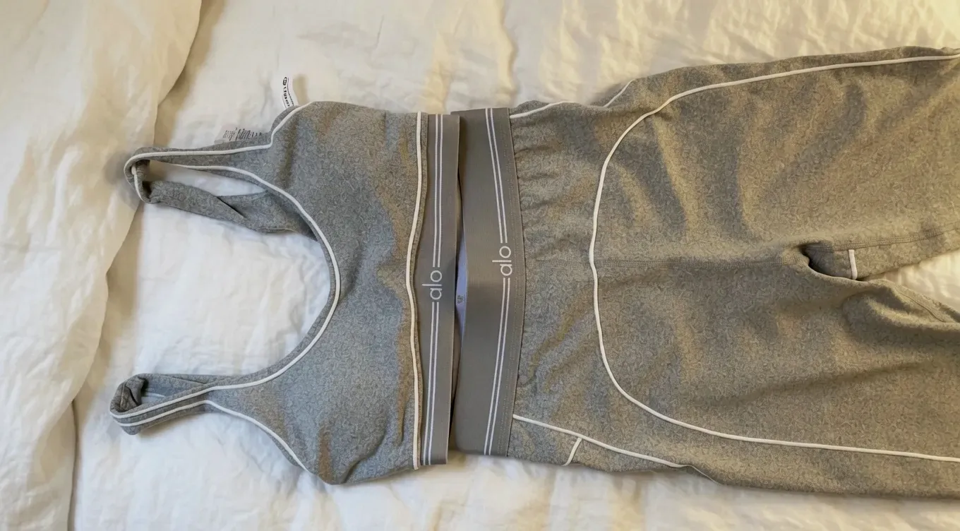 Tenue Alo Yoga gris et blanc – Alo Yoga – gris et blanc – taille S 2