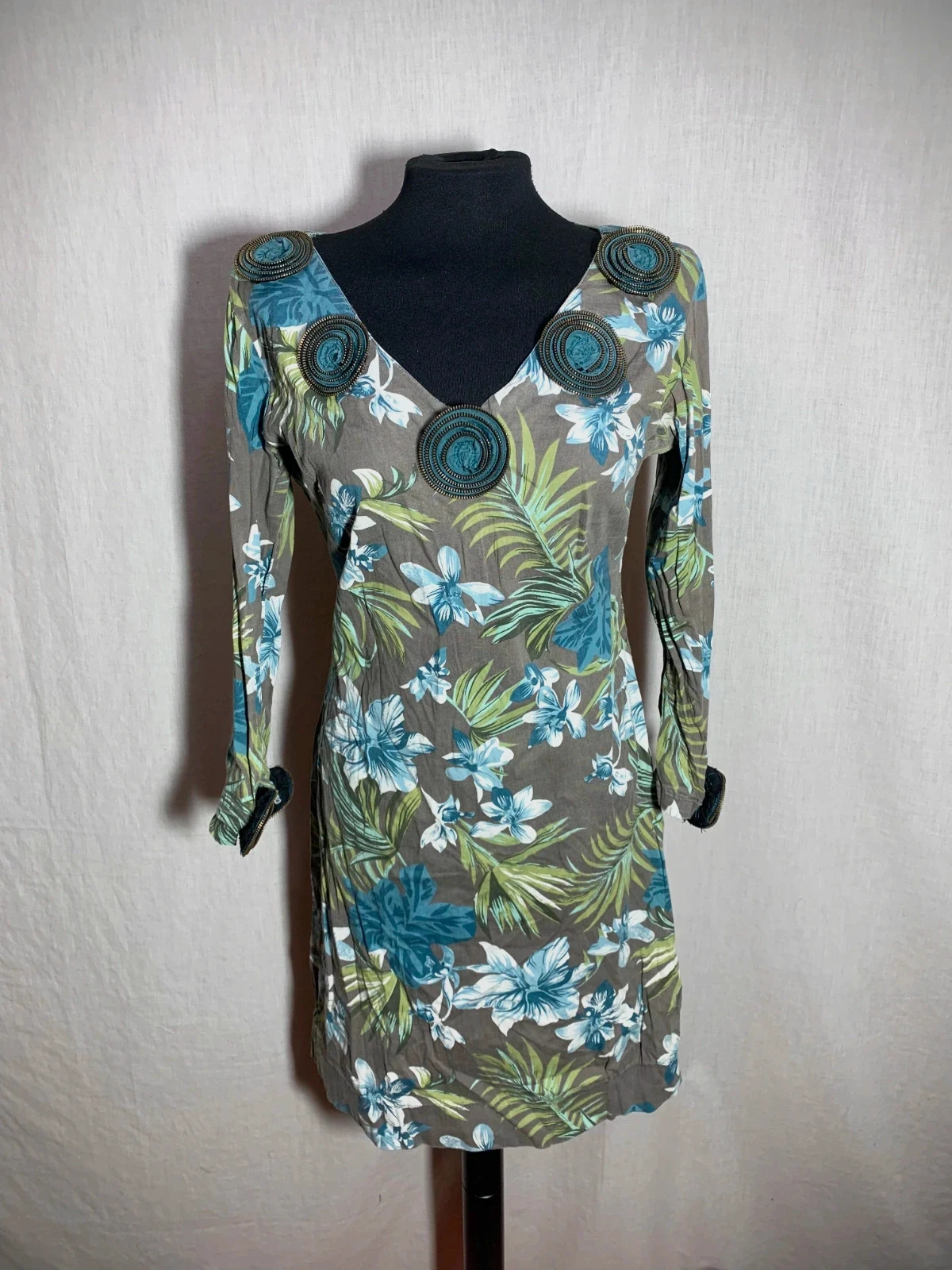 Vestido Estampado Floral con Escote en Pico | Floral Print V-Neck Dress | Almatrichi