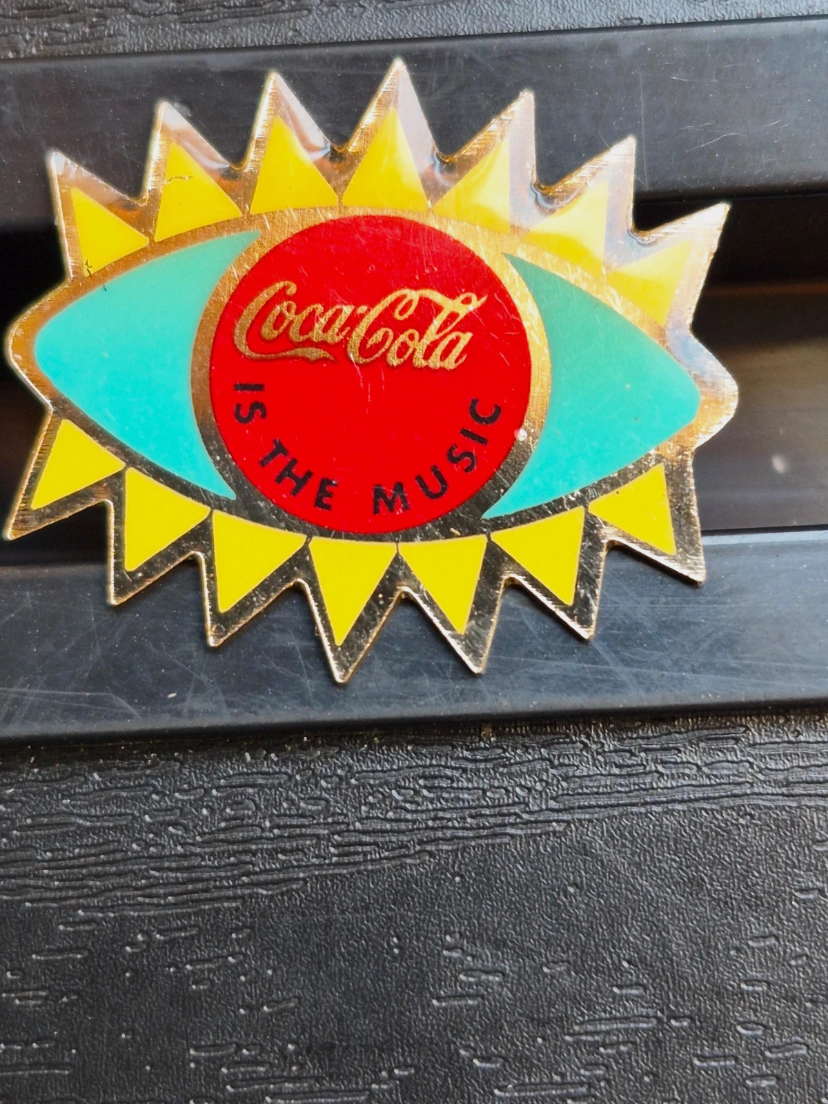 Pin's Vintage Coca-Cola - Collection "Is The Music" - Années 90
