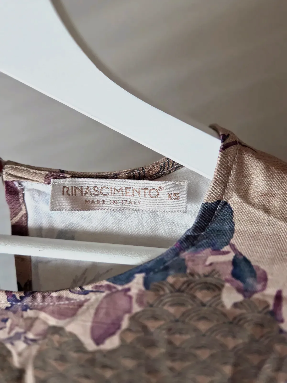 Blouse Rinascimento fleurs beige et violet Taille XS – Rinascimento – beige – taille XS 4