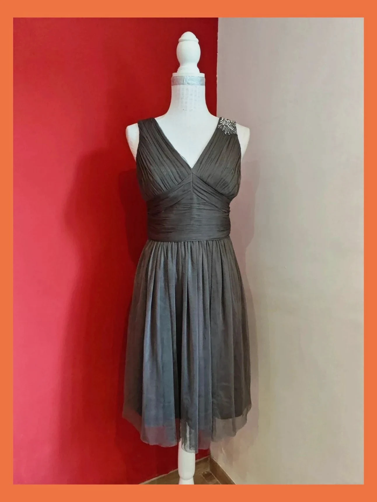 🌺 Maravilloso vestido de gasa gris y parte superior drapeada y con brillantes plateados,de Esprit