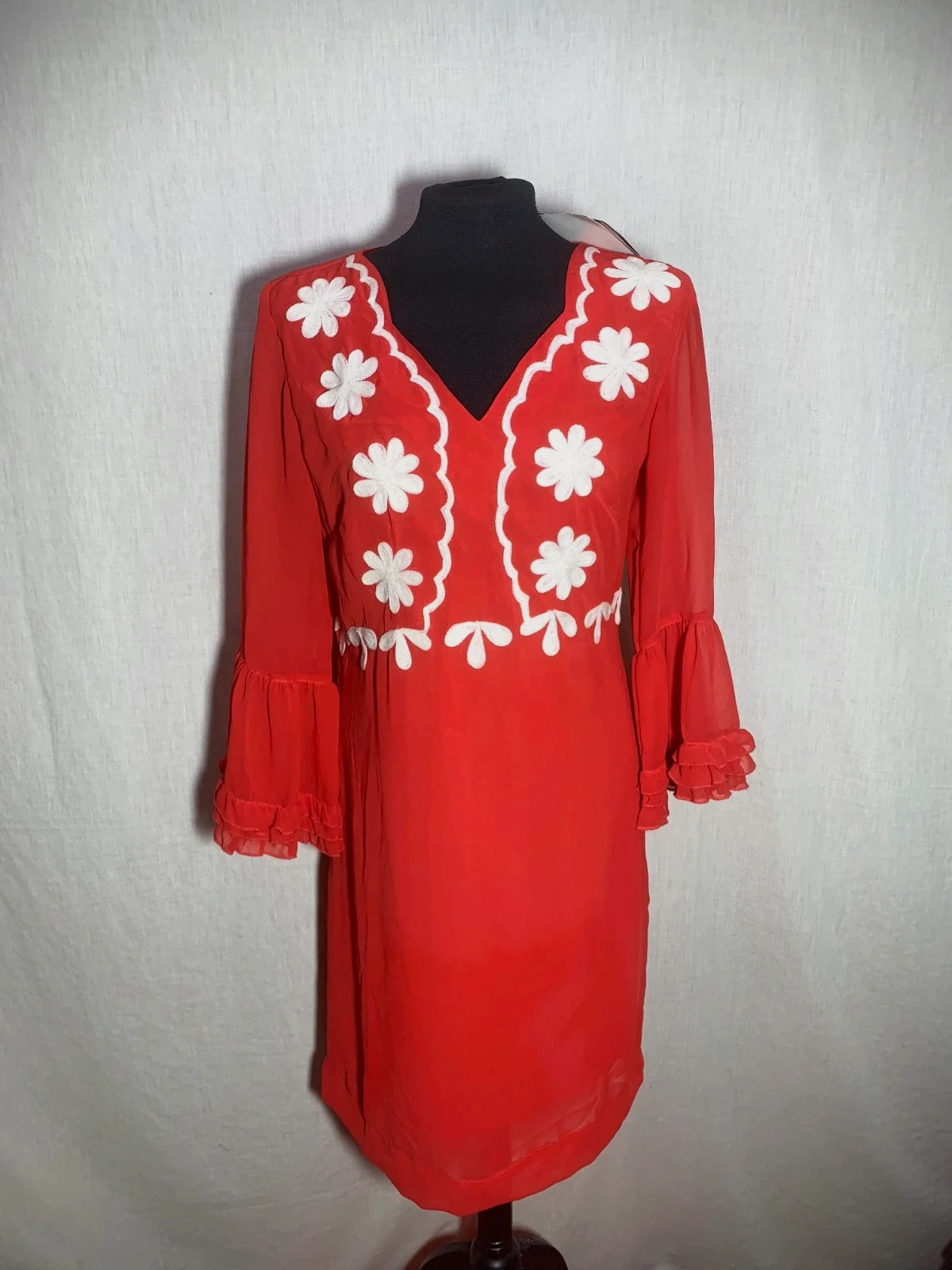 Vestido Rojo con Bordados Blancos y Manga Larga | Red Embroidered Dress | Almatrichi