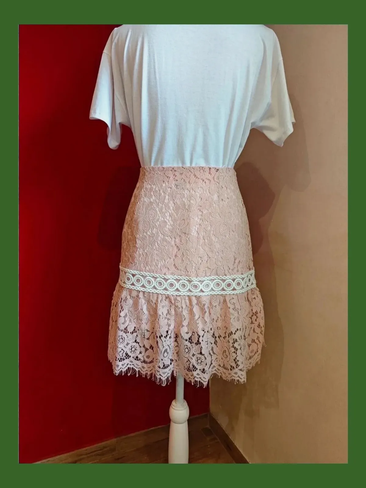 🌺Bonita falda de encaje rosa con pasamanería blanca y volante, talla M – Sweewë – taille M / 38 / 10 5