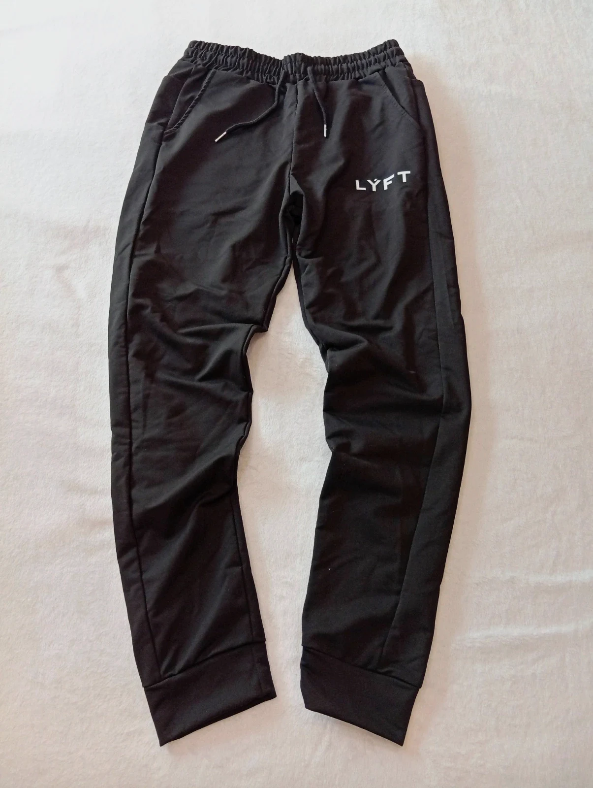 New black sports/jogger trousers, never worn. – taille S