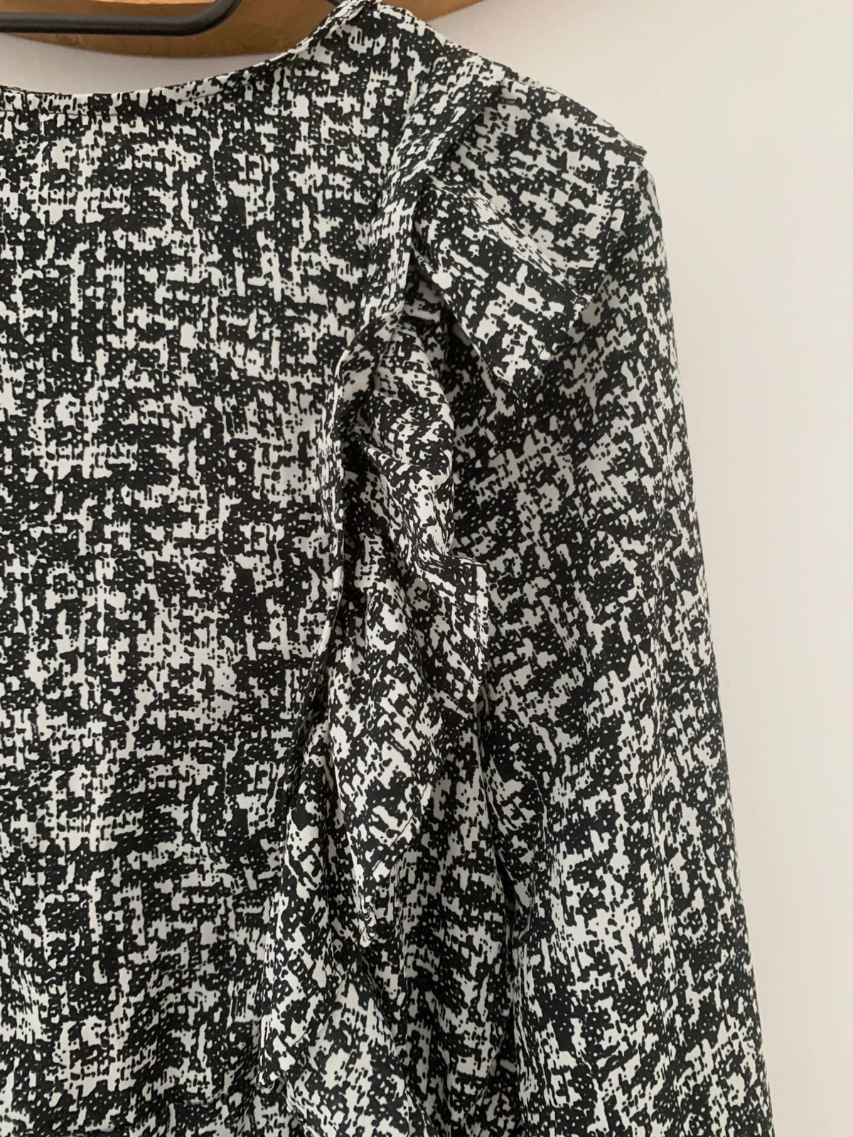 Blouse Kaporal noir & blanc à volants – élégante & tendance - T.S – Kaporal – taille S / 36 / 8